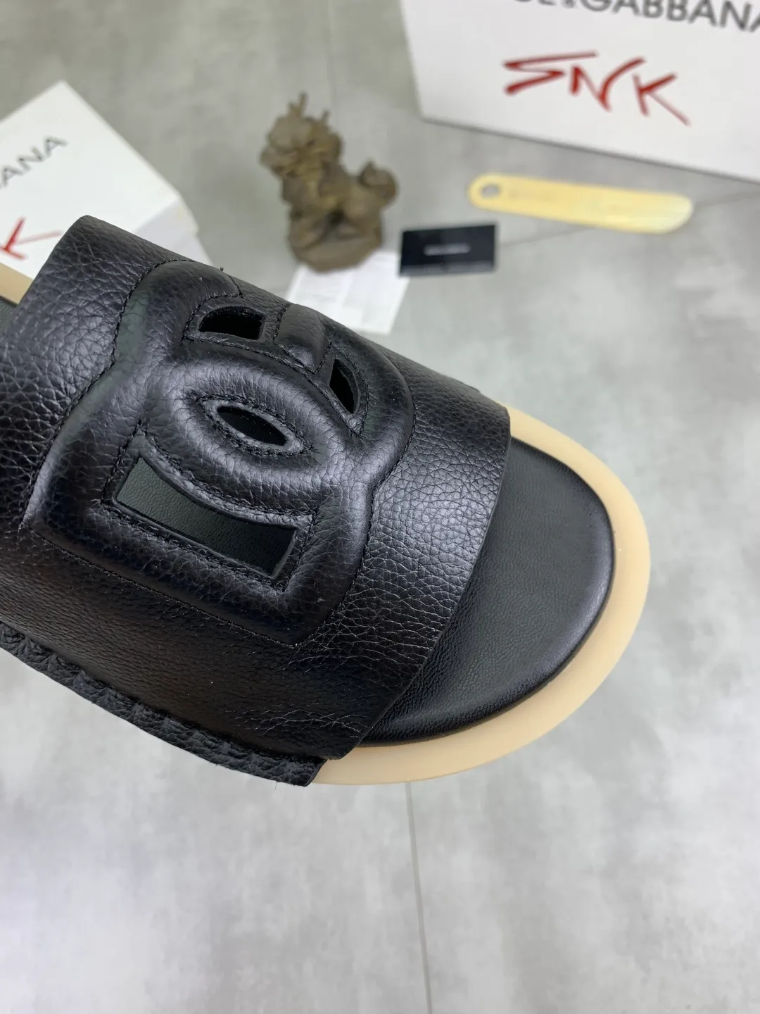 Men's shoes 💰P340 [New model] 💰High quality slippers💎💎💎 DG official website synchronizes the latest slippers 🩴 The highest version on the market, accept material comparison, shoe type comparison, process comparison, practical and textured, versatile and suitable for any occasion, the more you look at it, the more flavorful it becomes. Purely handmade craftsmanship - Upper material, calfskin imported from Italy 🇮🇹 - High-quality water-dyed sheepskin lining - Original high-quality private model customized combination outsole (super comfortable) -Size: 38-45 Color: 6️⃣ colors available